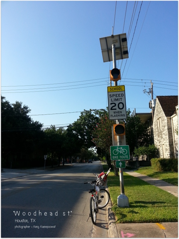 ริมถนนที่ระบุว่าเป็น bike friendly route ใน Houston, TX